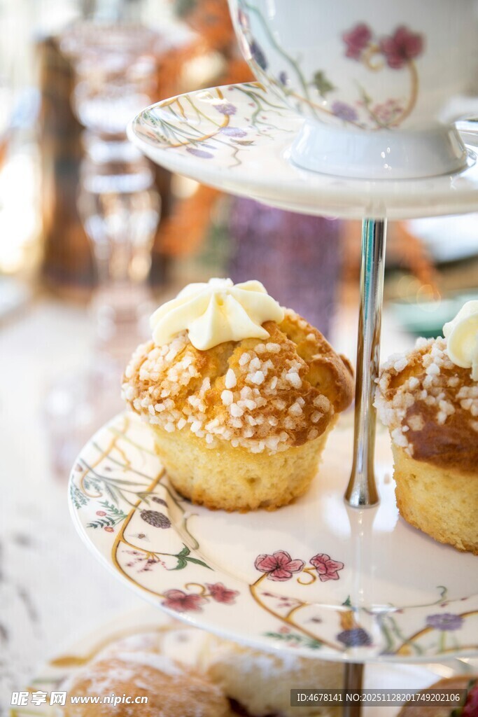 精致英式松饼与茶具