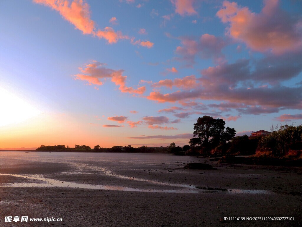 夕阳下的美丽海滨风光