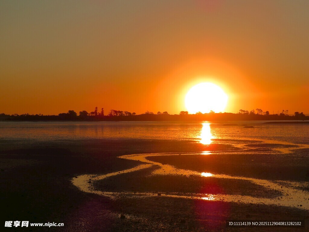 夕阳下的海滨美丽景象