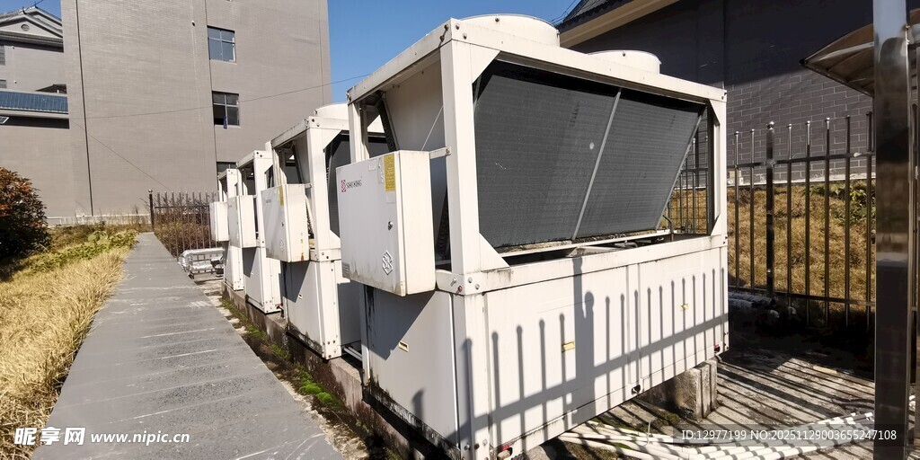 废弃轨道旁的白色列车车厢