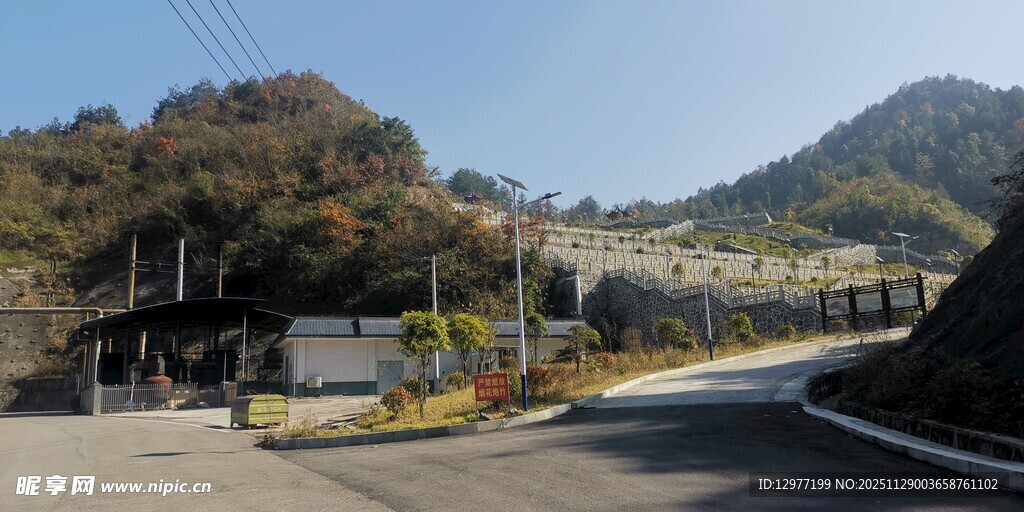 山间公路旁的美丽景致