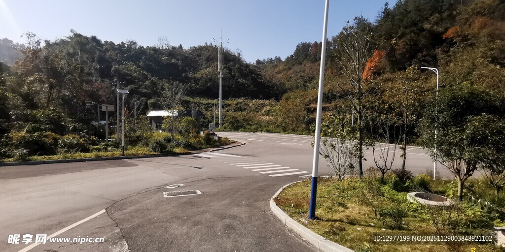 山间公路弯道景观