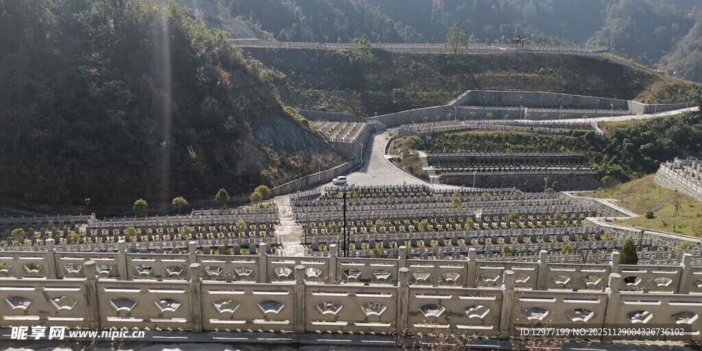 山谷中的整齐建筑群