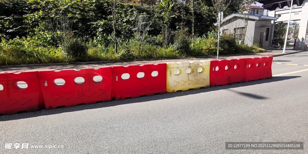 道路红色防撞隔离设施