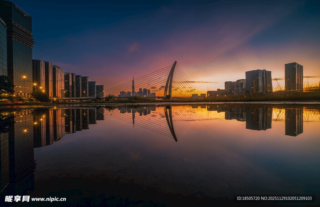 城市河畔美丽黄昏倒影
