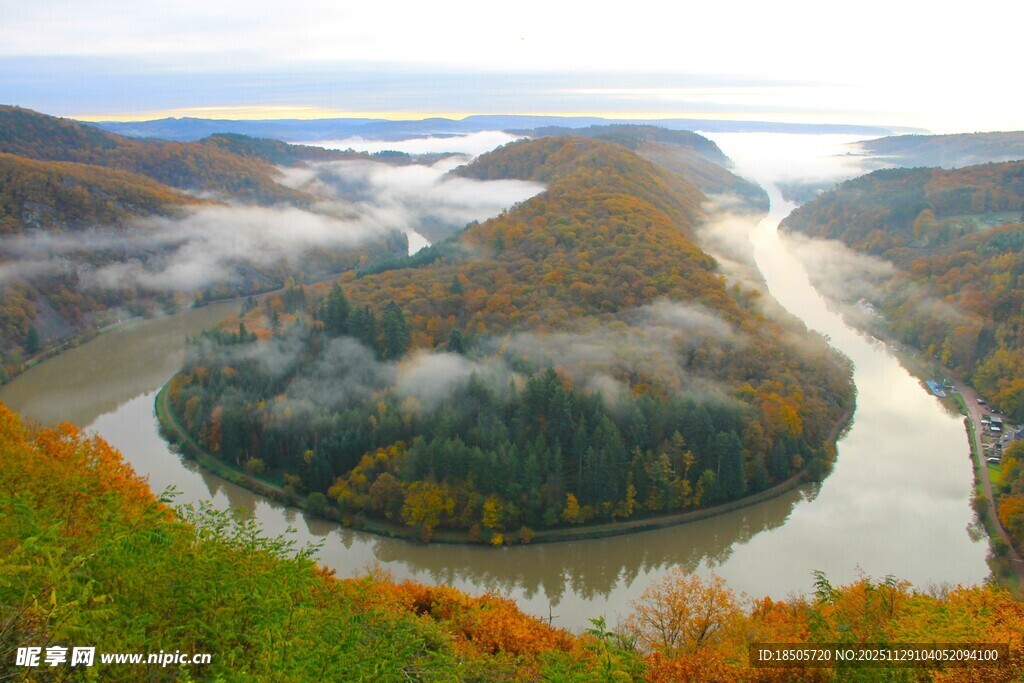 秋日蜿蜒河流环绕山峦美景