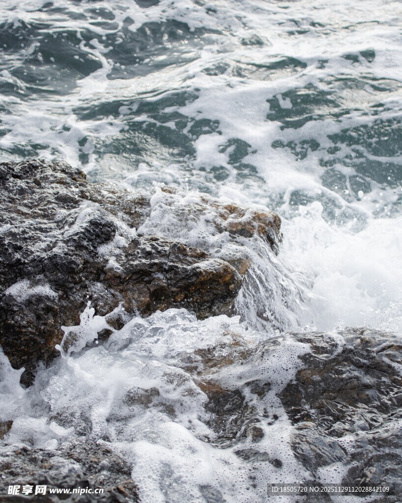 海浪拍打礁石的瞬间