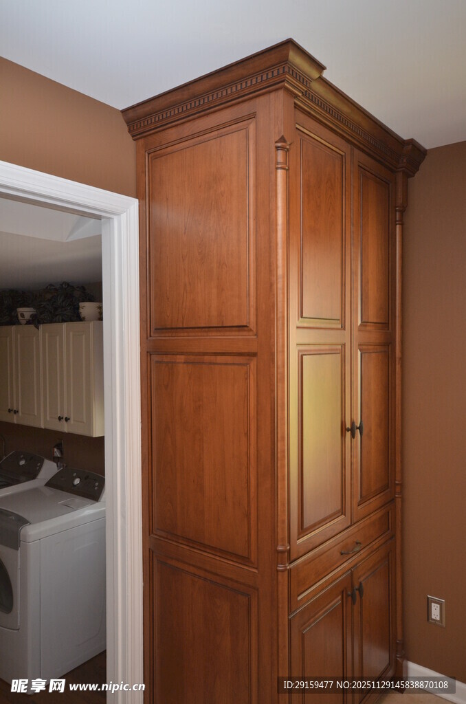 木质衣柜简约家居一角