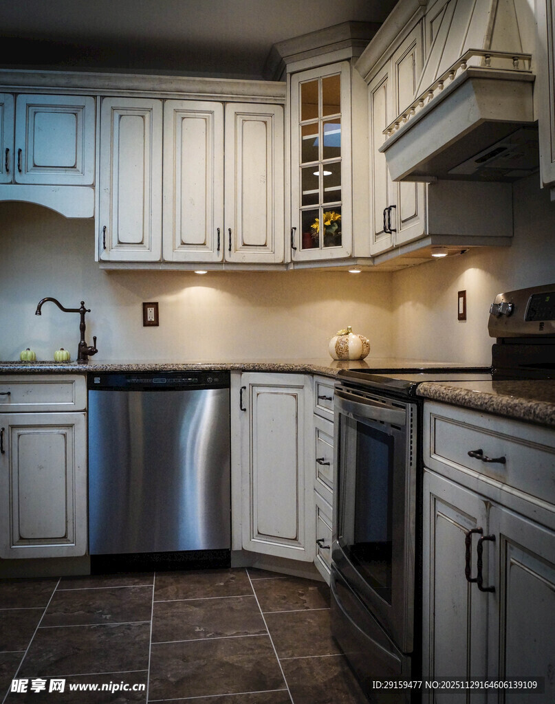 现代简约风格的白色厨房