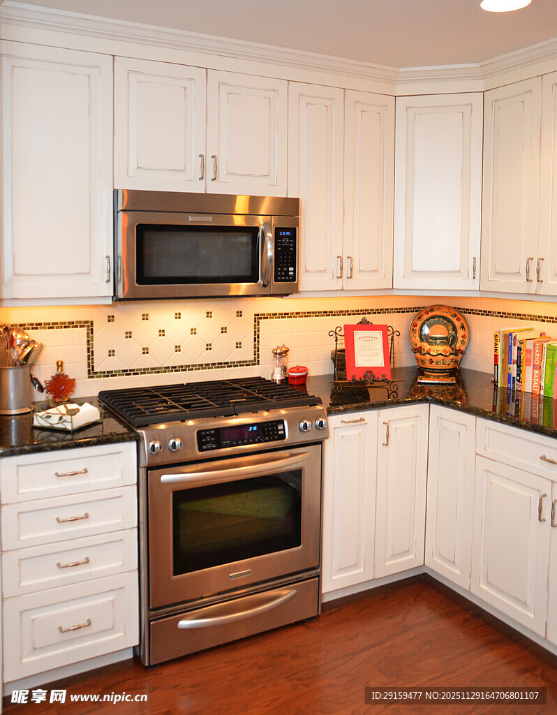 现代简约风格的温馨厨房