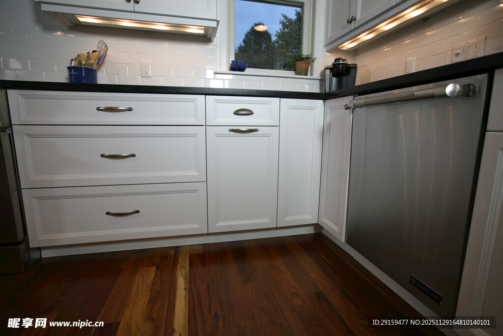 现代简约风格的厨房一角