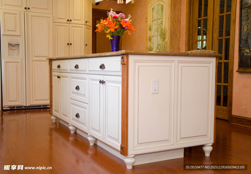 白色实木厨房岛台设计