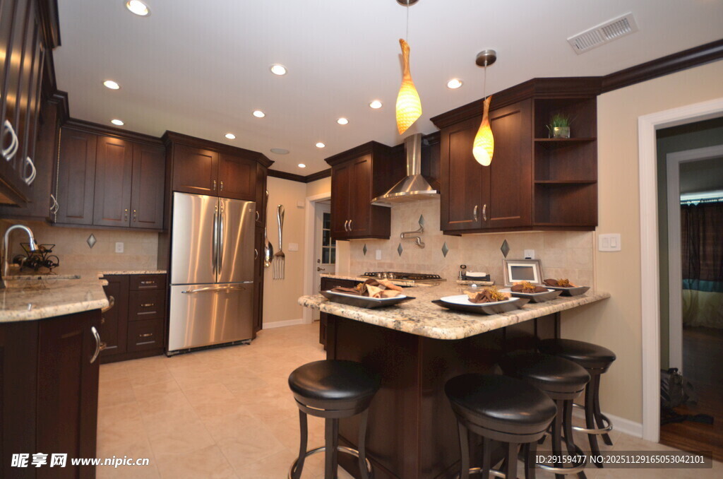 现代风格厨房吧台设计