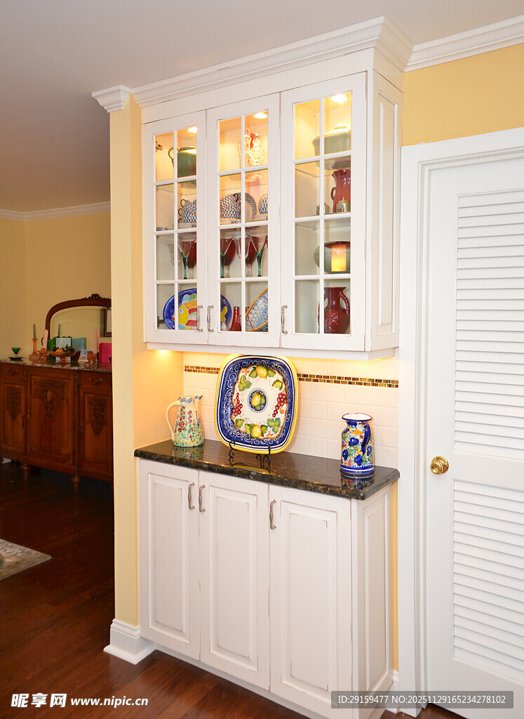 温馨家居的精美玻璃橱柜