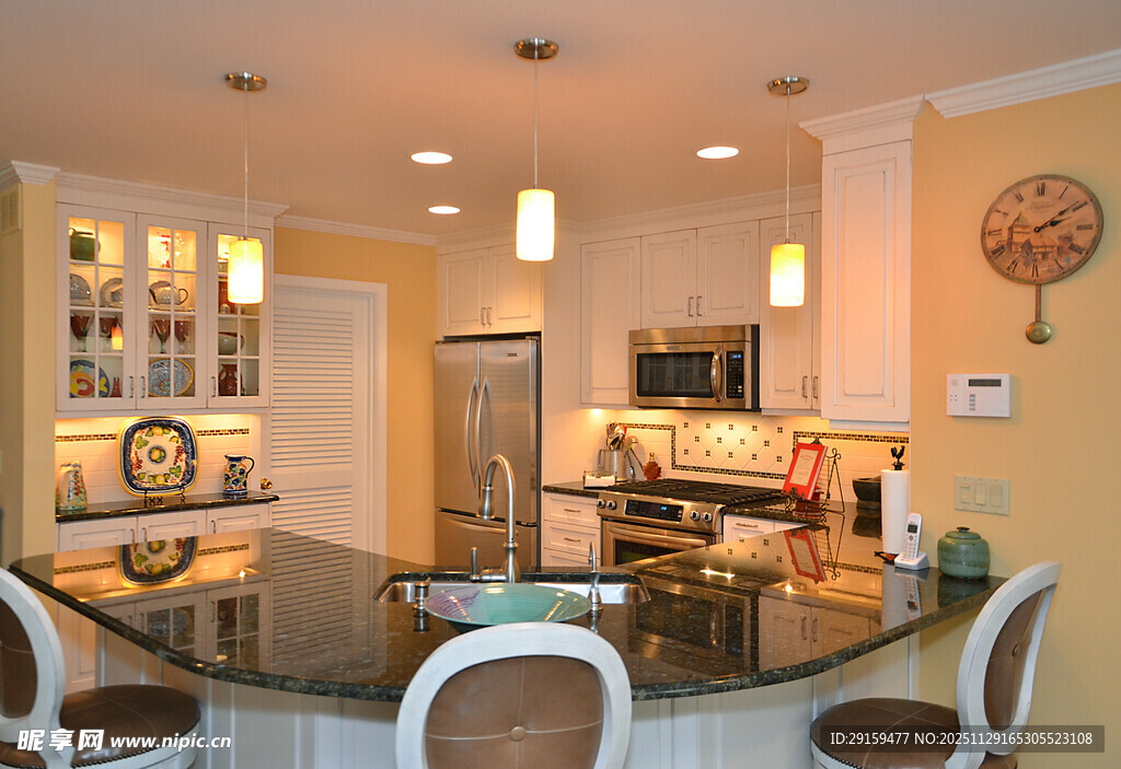 现代温馨厨房吧台场景