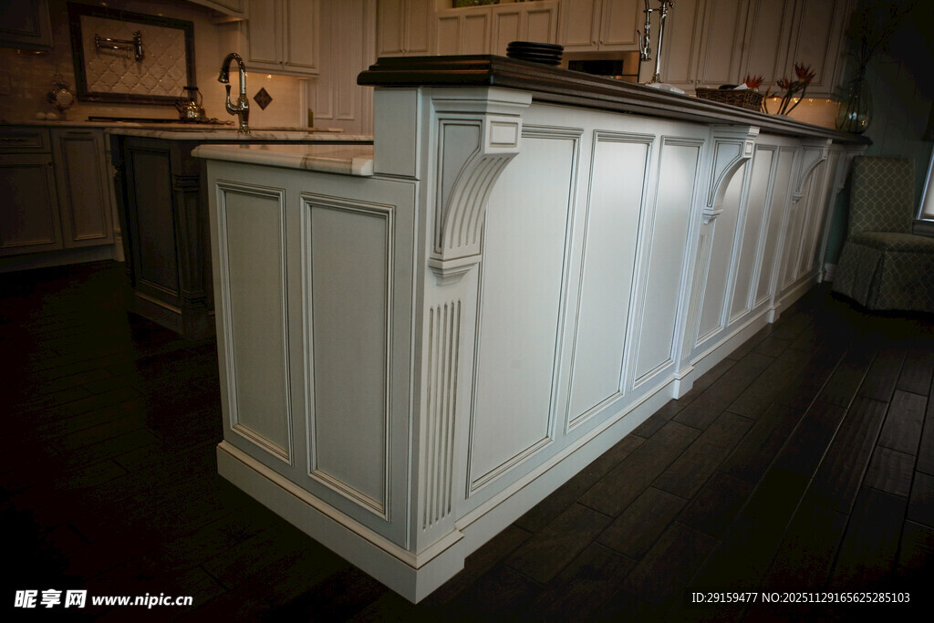 白色精美厨房岛台设计