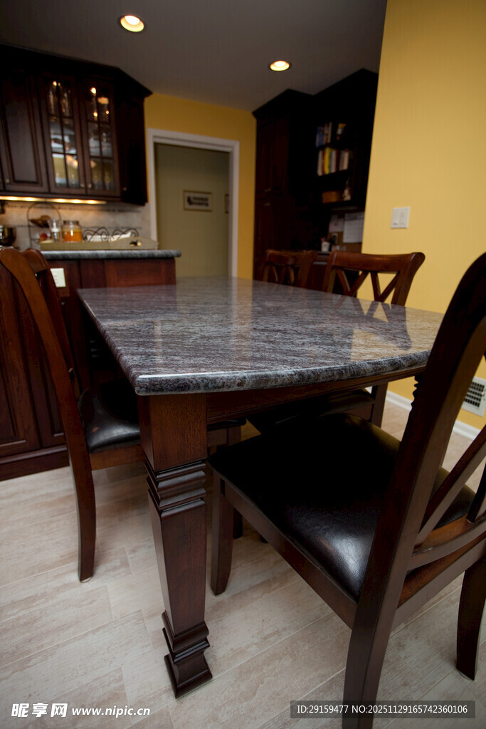 现代风格餐厅餐桌与座椅