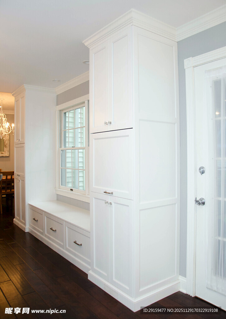 简约白色入户玄关储物柜