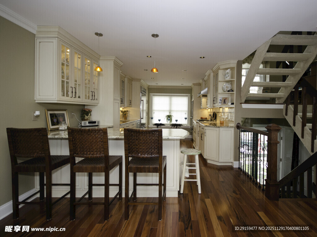 现代风格开放式厨房与楼梯