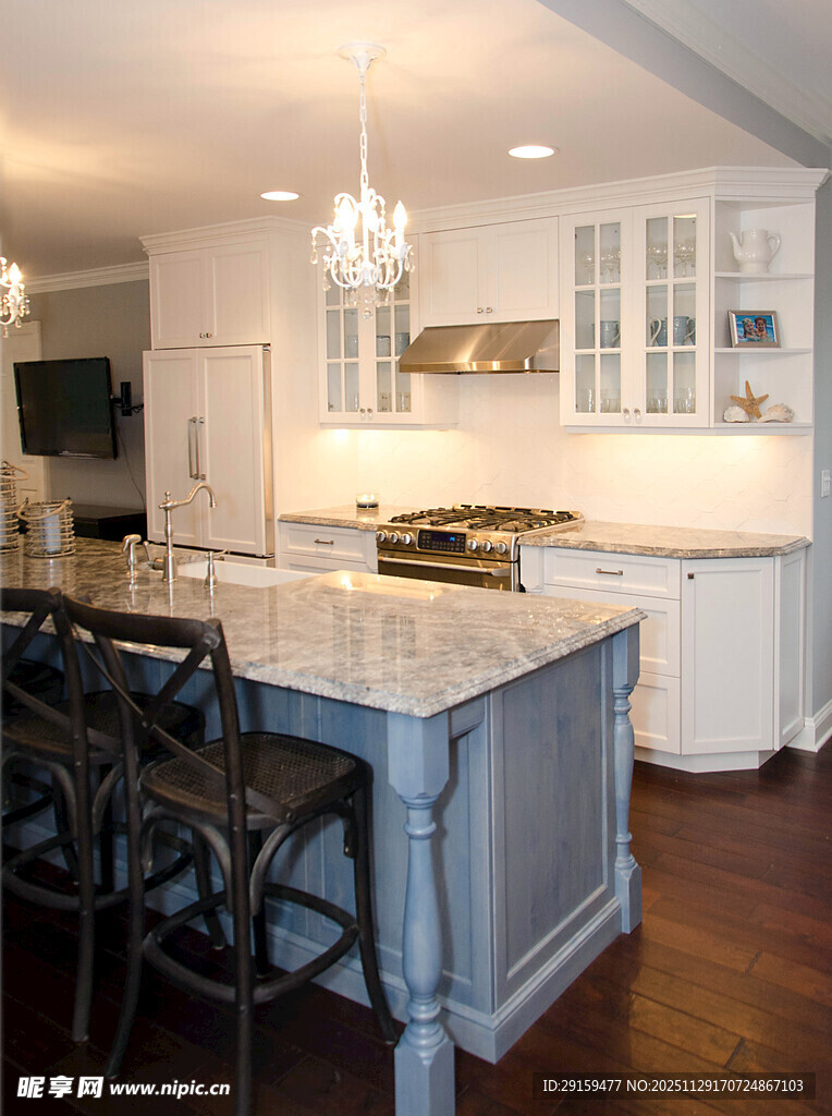 现代简约风白色厨房岛台