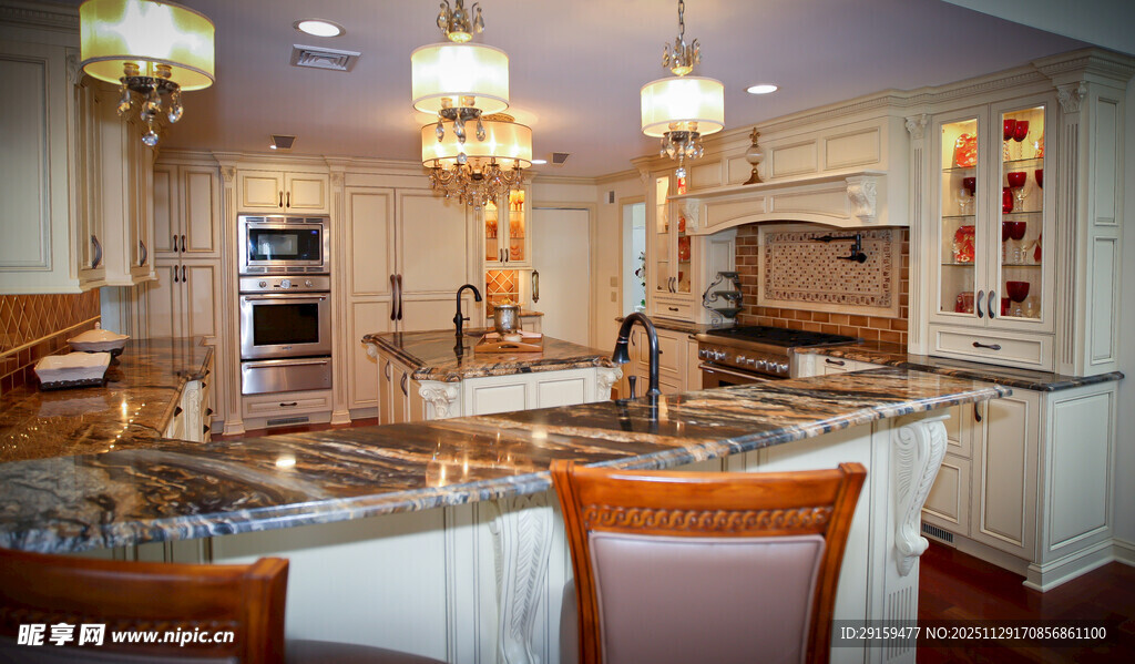 豪华现代风格的精致厨房