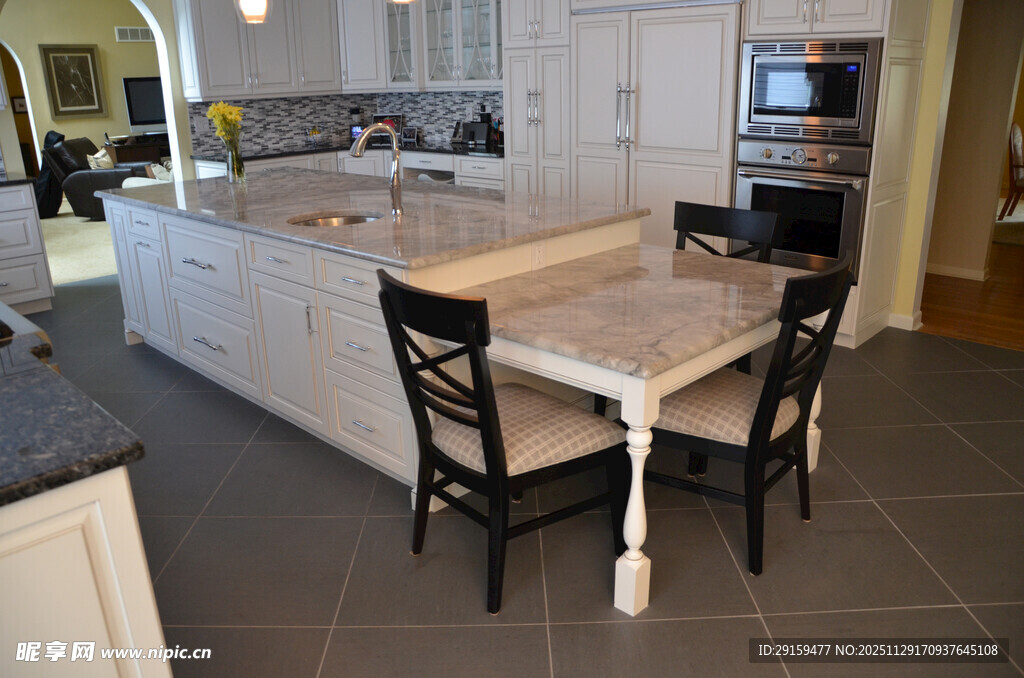 现代简约风格厨房餐厅一角