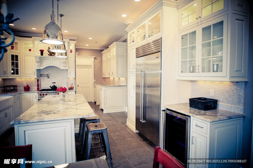 现代简约风格的明亮厨房