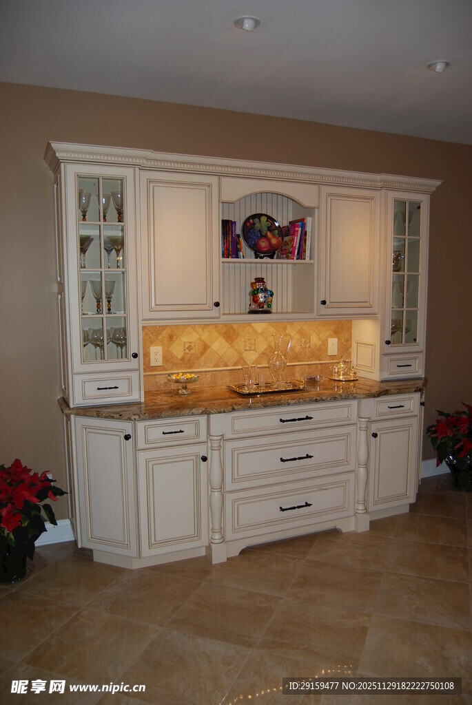 典雅客厅白色储物柜展示