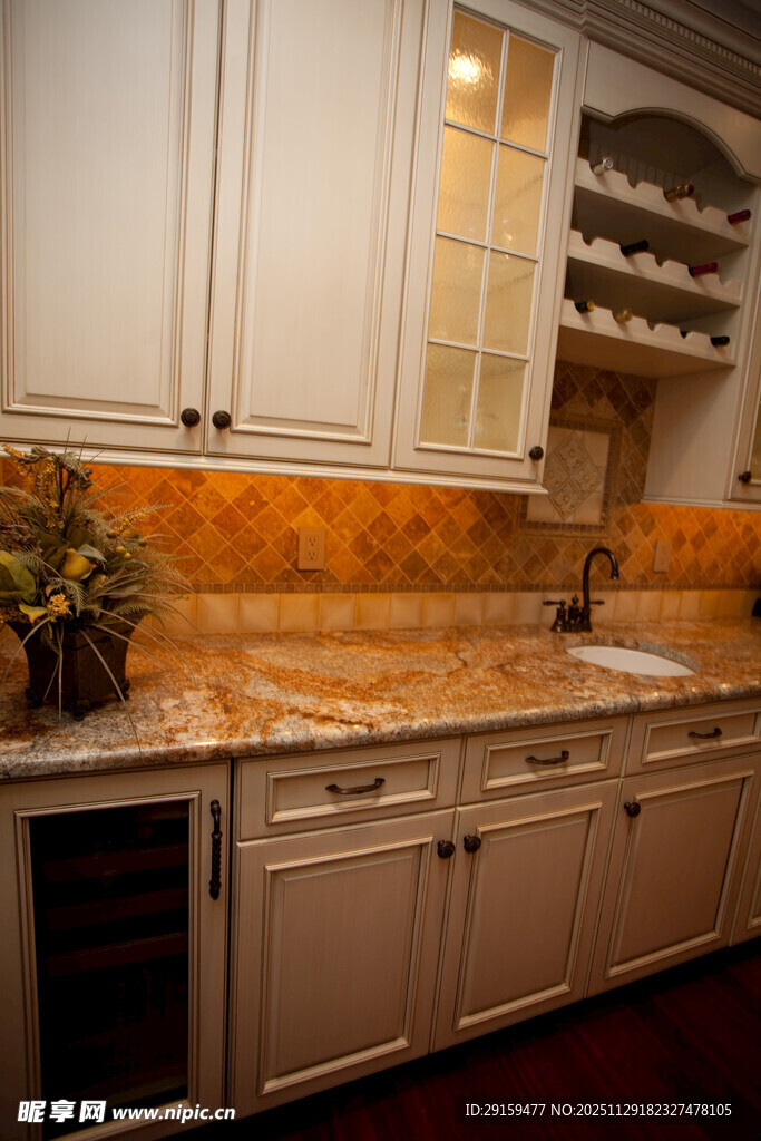 现代简约风格的厨房一角