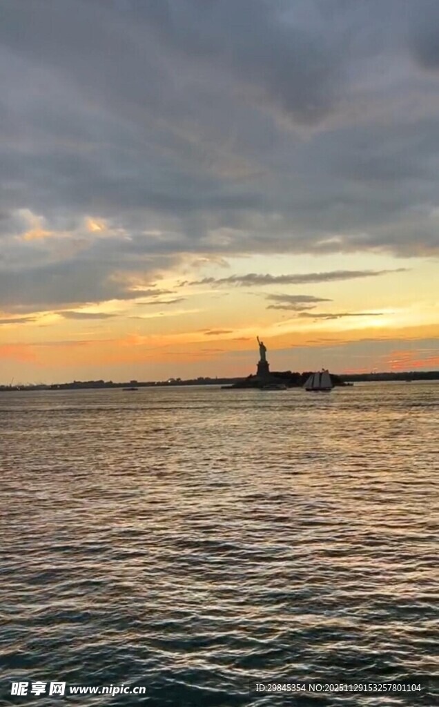 海上日落时的船只景象
