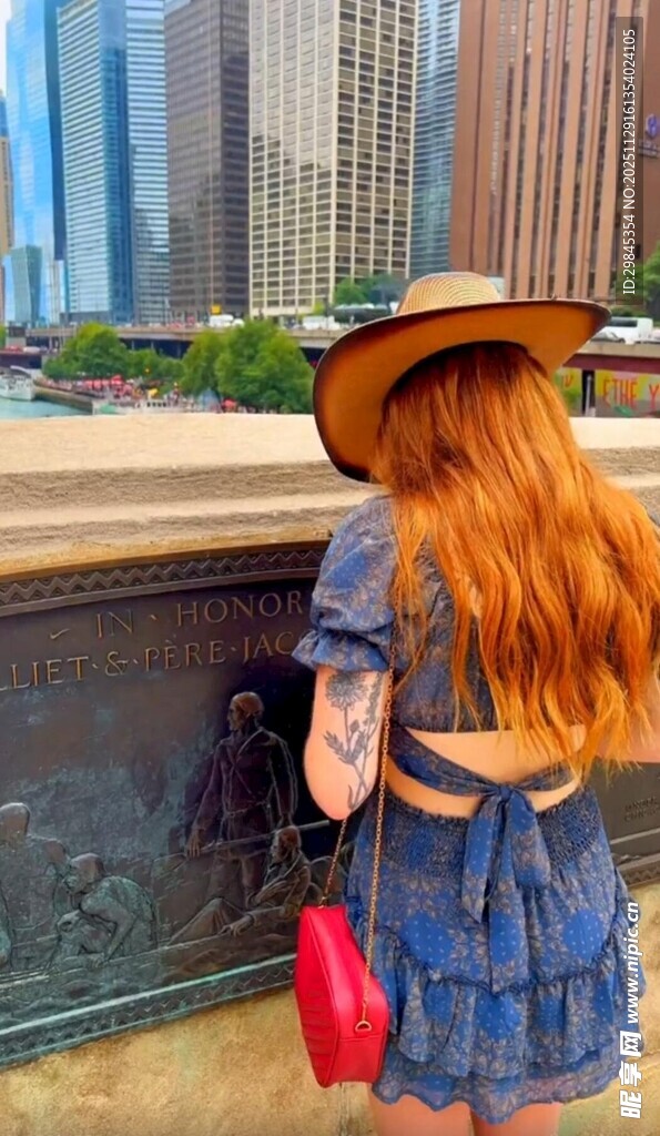 红发女子在城市河畔的背影