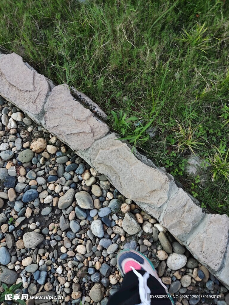 脚边的碎石与草地景观