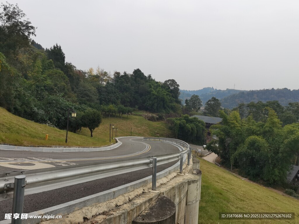蜿蜒公路穿梭于绿意之间