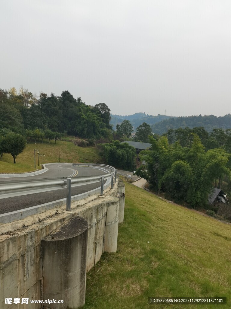 蜿蜒公路旁的自然景致