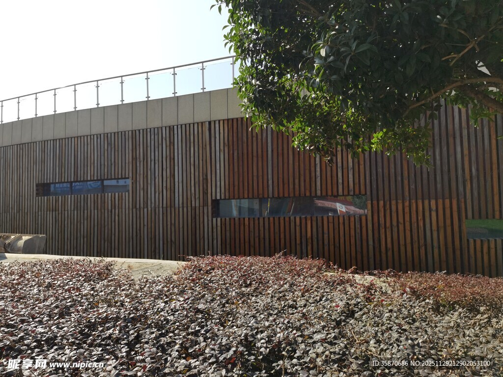 户外木质建筑与绿植景观