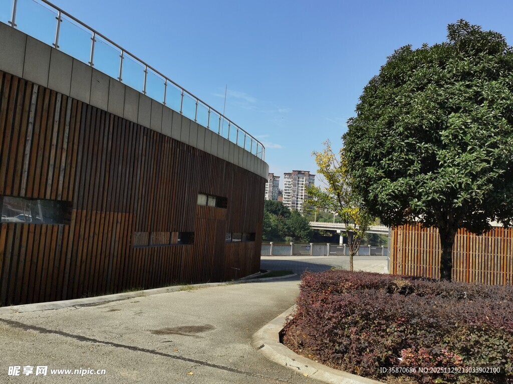 户外木质建筑与绿植景观