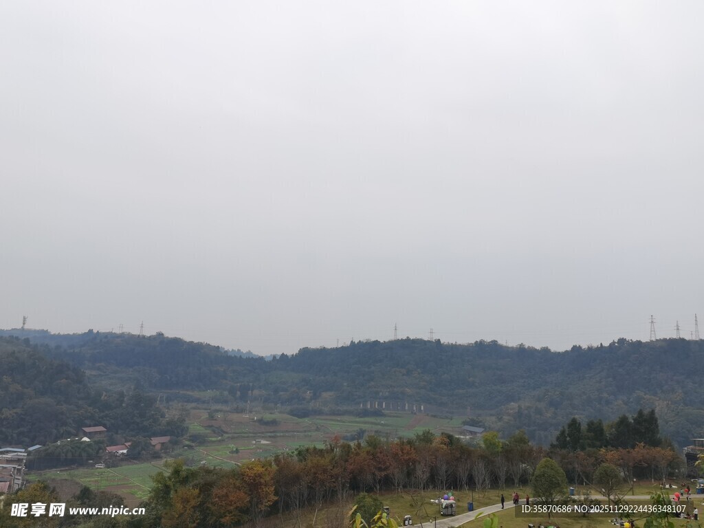 山间景致朦胧秋日风光