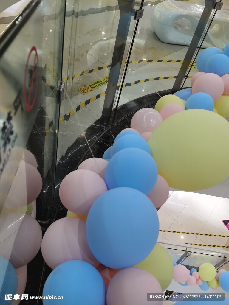 车内多彩气球装饰布置