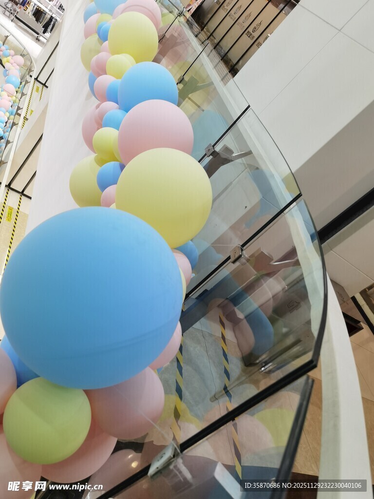 彩色气球装点的室内空间
