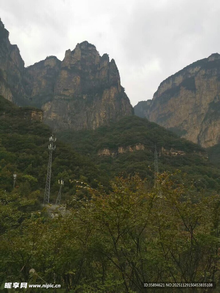 山峦叠翠间的自然景致