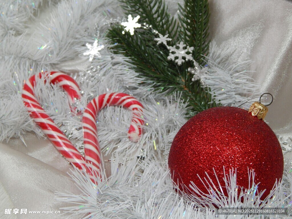 圣诞装饰糖果与圆球