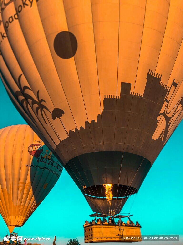 空中热气球的梦幻城市剪影