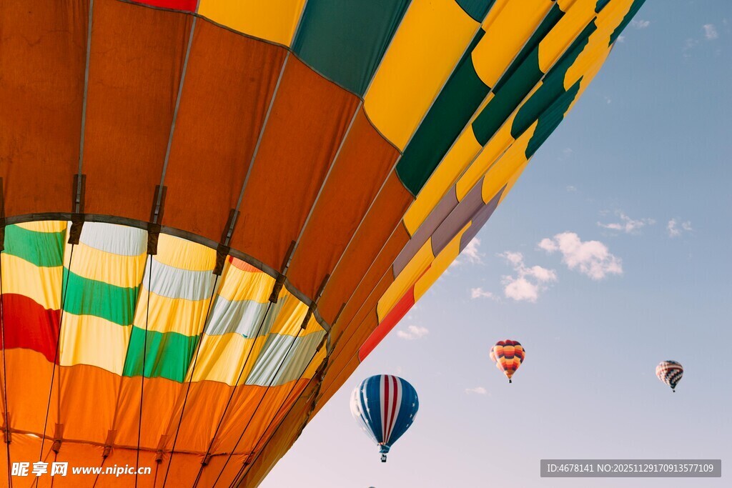 多彩热气球翱翔于蓝天
