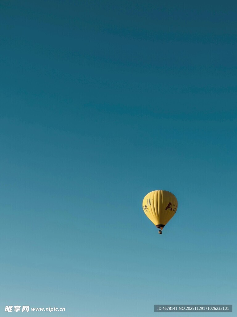 蓝天中的黄色热气球