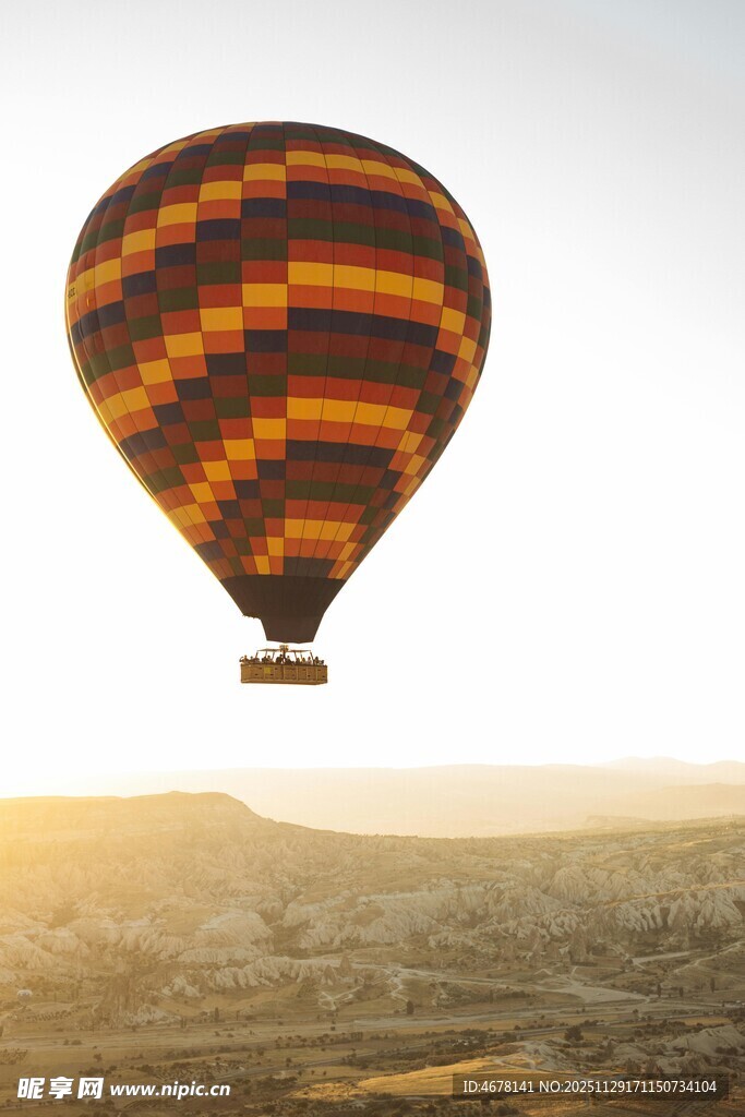 空中翱翔的多彩热气球