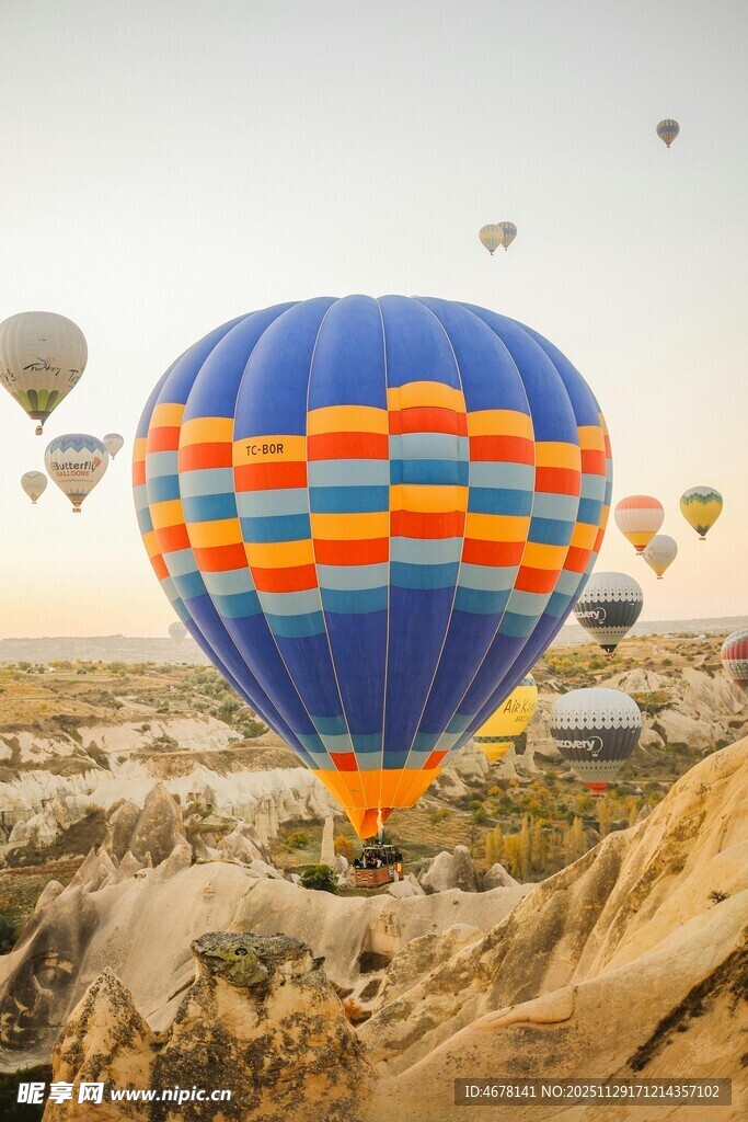 多彩热气球翱翔壮丽景观