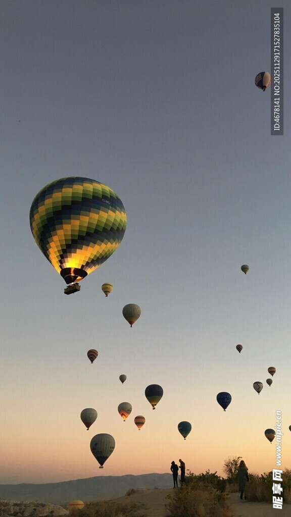夕阳下的多彩热气球群