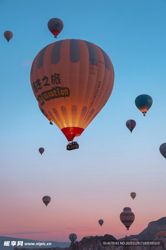 夕阳下缤纷热气球齐飞