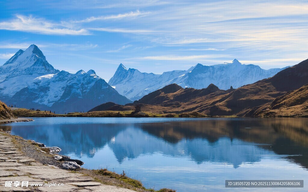 宁静湖畔的壮丽雪山景观