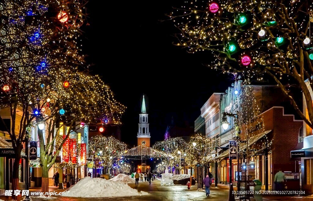 圣诞夜的璀璨街道景观